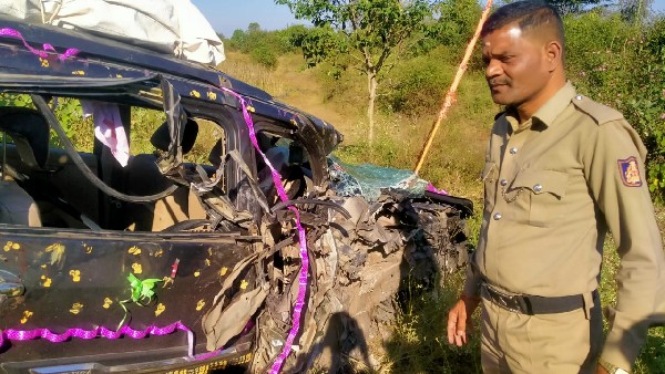 Accident between car and goods lorry in Raghavapura: Four Ayyappa devotees seriously injured Accident between car and goods lorry in Raghavapura: Four Ayyappa devotees seriously injured