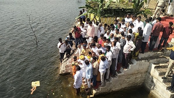 Hiriyur: Yaduveer Wadiyar offered bagina to Vani Vilas Sagara dam