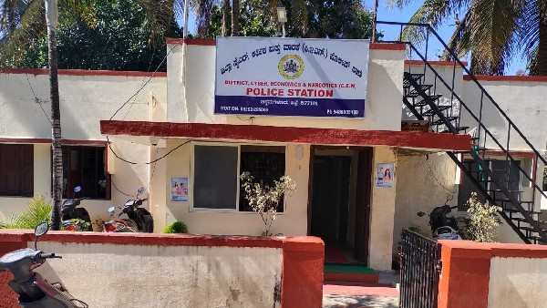 ಖದೀಮರು ಹಣ ಎಗರಿಸಿದ್ದು ಹೇಗೆ? ಖದೀಮರು ಹಣ ಎಗರಿಸಿದ್ದು ಹೇಗೆ?