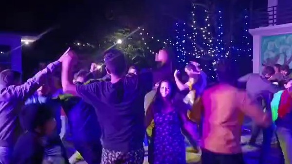 ರಾತ್ರಿ 12 ಗಂಟೆಗೆ ಭರ್ಜರಿ ಹೊಸ ವರ್ಷಾಚರಣೆ ರಾತ್ರಿ 12 ಗಂಟೆಗೆ ಭರ್ಜರಿ ಹೊಸ ವರ್ಷಾಚರಣೆ