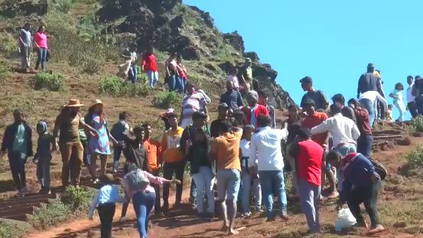 ಕಾಫಿನಾಡಿನಲ್ಲಿ ಎಲ್ಲೆಲ್ಲೂ ಜನಸಾಗರ ಕಾಫಿನಾಡಿನಲ್ಲಿ ಎಲ್ಲೆಲ್ಲೂ ಜನಸಾಗರ