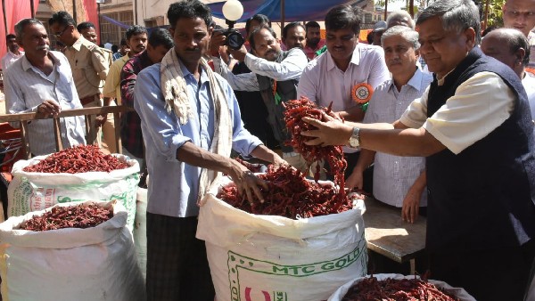 ಖರೀದಿಗೆ ಮುಗಿಬಿದ್ದ ಗ್ರಾಹಕರು ಖರೀದಿಗೆ ಮುಗಿಬಿದ್ದ ಗ್ರಾಹಕರು