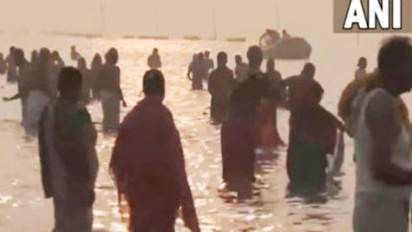 Makar Sankranti: Devotees take a holy dip in the Ganga river 