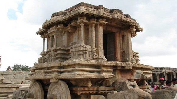  ಹರಿದು ಬರುತ್ತಲೇ ಇದೆ ಜನರ ದಂಡು 