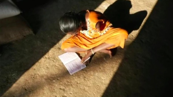 ಲಕ್ಷ್ಮಿಯ ನೆರವಿಗೆ ನಿಂತ ಅಜ್ಜಿ ಲಕ್ಷ್ಮಿಯ ನೆರವಿಗೆ ನಿಂತ ಅಜ್ಜಿ