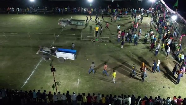 ಜೋಡೆತ್ತುಗಳ ನಡುವೆ ಸಖತ್ ಪೈಪೋಟಿ ಜೋಡೆತ್ತುಗಳ ನಡುವೆ ಸಖತ್ ಪೈಪೋಟಿ