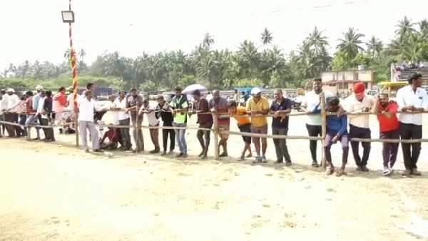 ಜೋಡೆತ್ತು ಓಟ ನೋಡಿ ಹುಚ್ಚೆದ್ದು ಕುಣಿದ ರೈತರು ಜೋಡೆತ್ತು ಓಟ ನೋಡಿ ಹುಚ್ಚೆದ್ದು ಕುಣಿದ ರೈತರು