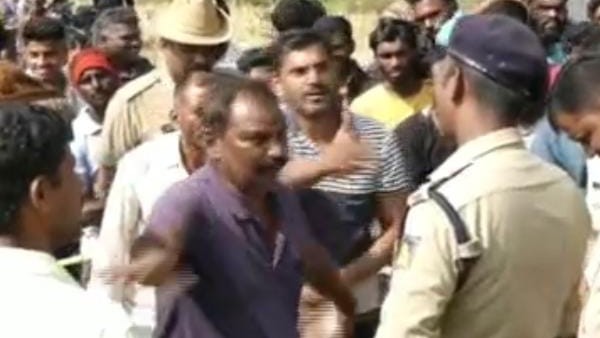 ಅಧಿಕಾರಿಗಳ ಕಾಲಿಗೆ ಬಿದ್ದ ರೈತ ಅಧಿಕಾರಿಗಳ ಕಾಲಿಗೆ ಬಿದ್ದ ರೈತ