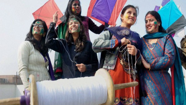 ಬಹುವರ್ಣದ ಗಾಳಿಪಟಗಳ ಹಾರಾಟ