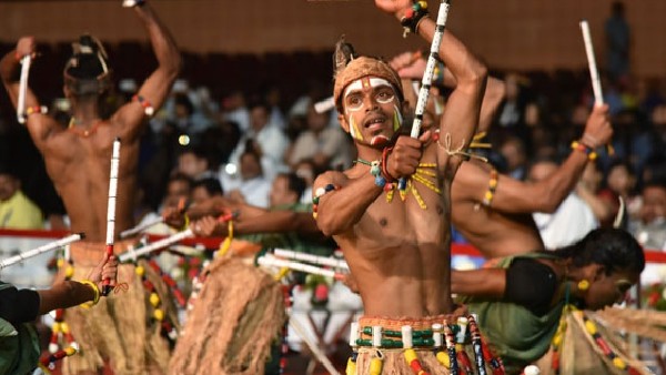 ನೃತ್ಯ ಮಾಡಿಕೊಂಡು ಹಬ್ಬ ಆಚರಣೆ