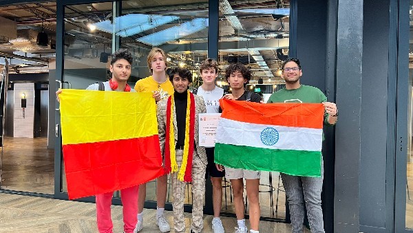 Indian student in London unfurls Karnataka flag at graduation ceremony. Watch