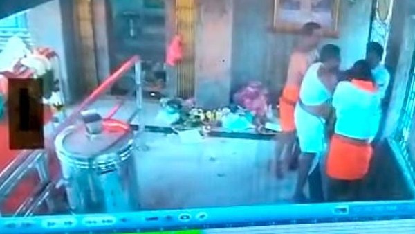 ಜಗಳ ಬಿಡಿಸಿದ್ದ ದೇವಸ್ಥಾನದ ಸಿಬ್ಬಂದಿ ಜಗಳ ಬಿಡಿಸಿದ್ದ ದೇವಸ್ಥಾನದ ಸಿಬ್ಬಂದಿ