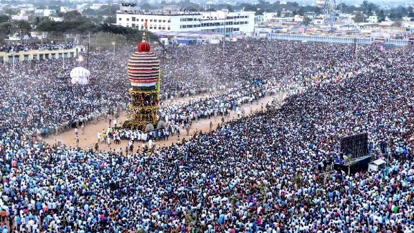  ಶ್ರೀಗಳಿಂದ ಭಕ್ತರಿಗೆ ಪ್ರಸಾದ ವಿತರಣೆ