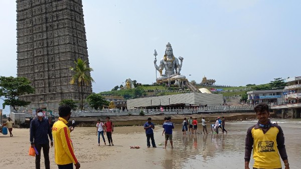 ಆಳ ಸಮುದ್ರಕ್ಕೆ ಇಳಿಯುವ ಪ್ರವಾಸಿಗರು