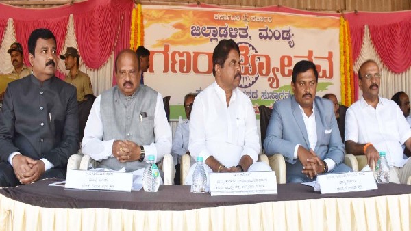  ಫಲಾನುಭವಿಗಳಿಗೆ ಹಕ್ಕುಪತ್ರ ವಿತರಣೆ