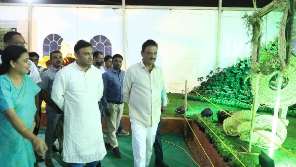 ಸುಧಾಕರ್‌ ಹೊಗಳಿದ ಮುನಿರತ್ನ