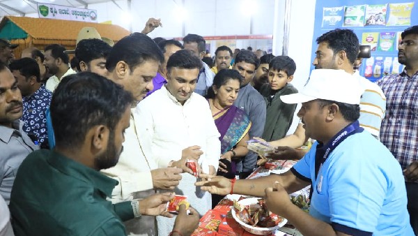 20 ನಿಮಿಷದಲ್ಲಿ ಚಪಾತಿ ಪಲ್ಯ ತಯಾರಿಸಿದ ನೂರಾರು ಮಹಿಳೆಯರು