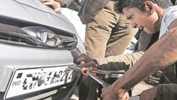 Traffic rule Violation: use of foldable number plate to avoid fines Traffic rule Violation: use of foldable number plate to avoid fines