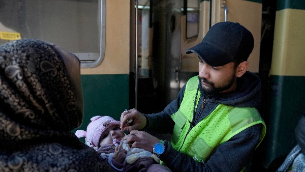 Pakistan considering cutting down salaries of government employees by 10% - Reports