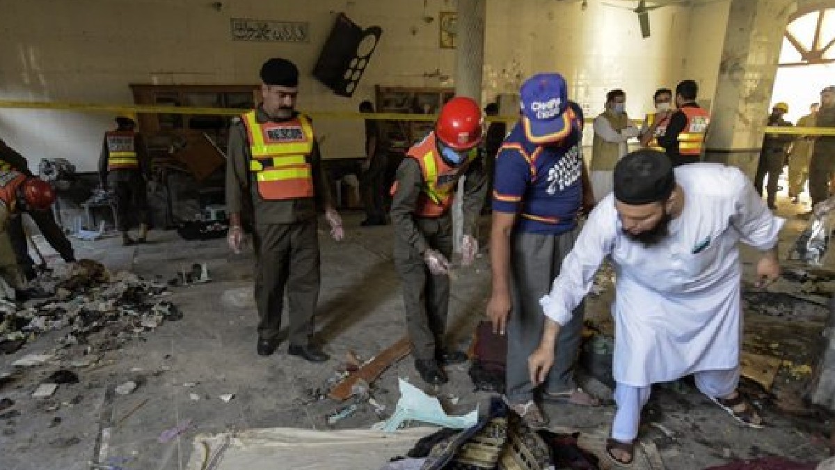 ಅವಶೇಷಗಳಲ್ಲಿ ಸಿಕ್ಕಿಬಿದ್ದ ಜನ ಅವಶೇಷಗಳಲ್ಲಿ ಸಿಕ್ಕಿಬಿದ್ದ ಜನ