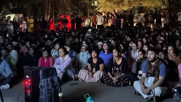 ತಿರುವನಂತಪುರದ ಬೀಚ್‌ನಲ್ಲಿ ಸಾರ್ವಜನಿಕವಾಗಿ ಸಾಕ್ಷ್ಯಚಿತ್ರ ವೀಕ್ಷಣೆ