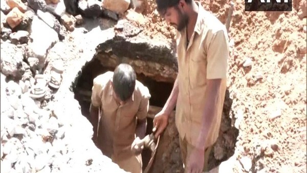 Bengaluru Another sinkhole sudden created at Mahalakshmi layout road after Brigade road