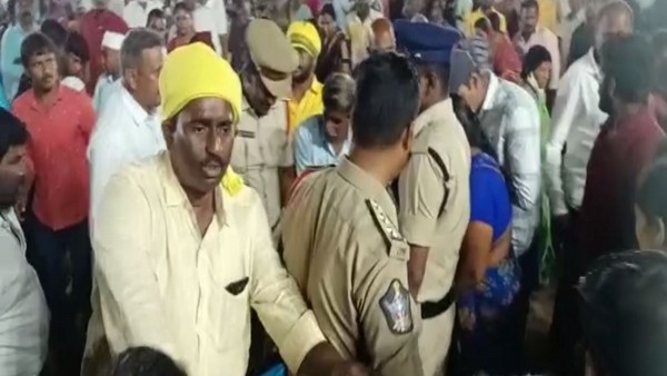 ಭಾರೀ ಪ್ರಮಾಣದ ಜನರನ್ನು ಆಕರ್ಷಿಸುತ್ತಿರುವ ನಾಯ್ಡು ಭಾರೀ ಪ್ರಮಾಣದ ಜನರನ್ನು ಆಕರ್ಷಿಸುತ್ತಿರುವ ನಾಯ್ಡು