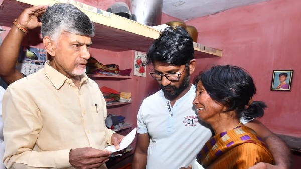 ಮಹಿಳೆಯರಿಗೆ ಸೀರೆ ವಿತರಿಸುವ ಕಾರ್ಯಕ್ರಮ ಮಹಿಳೆಯರಿಗೆ ಸೀರೆ ವಿತರಿಸುವ ಕಾರ್ಯಕ್ರಮ