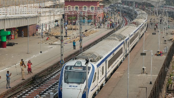 Dense Fog In Delhi Pulls Visibility Down To Minimum, 29 Trains Delayed 