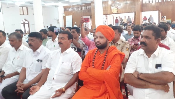 ಜಾತಿಗಳ ನಡುವೆ ವಿಷ ಬೀಜ ಬಿತ್ತುತ್ತಿದ್ದಾರೆ ಜಾತಿಗಳ ನಡುವೆ ವಿಷ ಬೀಜ ಬಿತ್ತುತ್ತಿದ್ದಾರೆ