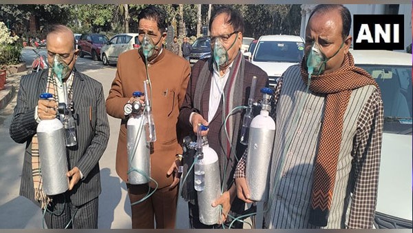 Delhi Assembly: BJP MLAs walked towards the assembly holding oxygen cylinders ! Delhi Assembly: BJP MLAs walked towards the assembly holding oxygen cylinders !