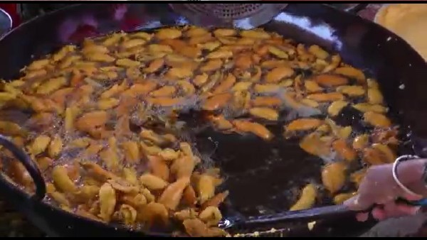 Gavisiddeshwara Jatra 2023: Mirchi bajji prepared at Gavisiddeshwara Jatra Gavisiddeshwara Jatra 2023: Mirchi bajji prepared at Gavisiddeshwara Jatra