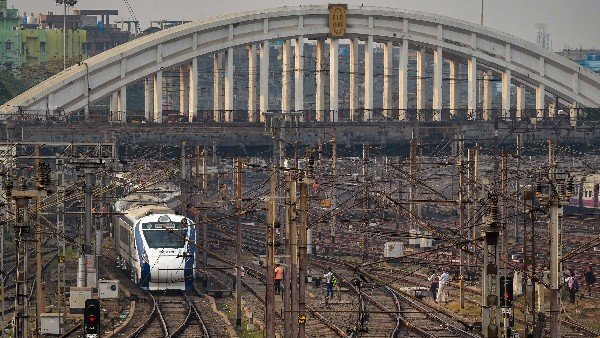 Railways readies ₹18,000-crore plan for upkeep of Vande Bharat trains