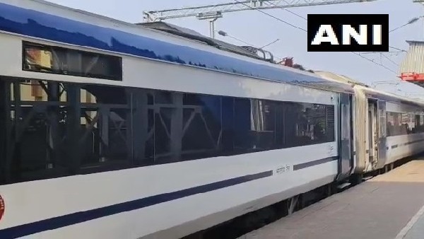 ರಾತ್ರಿ 10.35 ಕ್ಕೆ ಬಂದ ವಂದೇ ಭಾರತ್‌ ಎಕ್ಸ್‌ಪ್ರೆಸ್‌ 