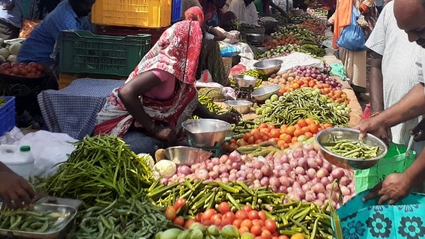 ಮಾರುಕಟ್ಟೆಯಲ್ಲಿ ಬೆಳಗಿನಿಂದಲೇ ಜನ ದಟ್ಟಣೆ ಮಾರುಕಟ್ಟೆಯಲ್ಲಿ ಬೆಳಗಿನಿಂದಲೇ ಜನ ದಟ್ಟಣೆ