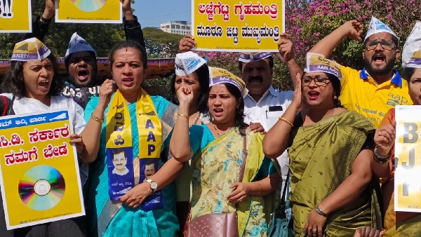 AAP protests in Bengaluru demanding arrest of Santro Ravi and politicians associated with him
