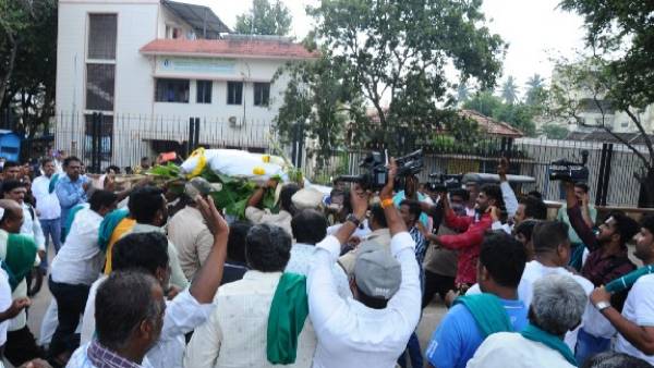  ಜಿಲ್ಲಾಧಿಕಾರಿ ಕಚೇರಿಗೆ ಮುತ್ತಿಗೆ ಹಾಕಿದ ರೈತರು