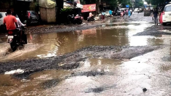 ಗುಂಡಿ ಬಿದ್ದ ರಸ್ತೆಗಳಲ್ಲೇ ಸಂಚಾರ