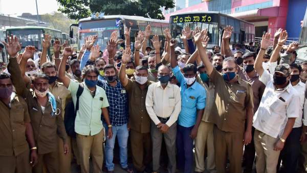 ನಕಲಿ ಸಹಿ ಮಾಡಿದವರಿಗೆ ವರ್ಗಾವಣೆ, ನ್ಯಾಯ ಕೇಳಿದವರಿಗೆ ಅಮಾನತು! ನಕಲಿ ಸಹಿ ಮಾಡಿದವರಿಗೆ ವರ್ಗಾವಣೆ, ನ್ಯಾಯ ಕೇಳಿದವರಿಗೆ ಅಮಾನತು!