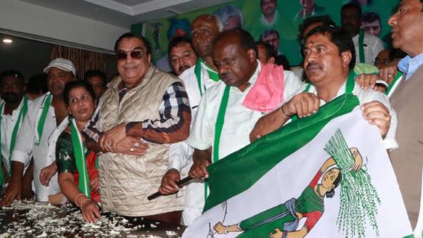 ತೆನೆ ಹೊತ್ತ ಮಹಿಳೆ ಕಡೆಗೆ 'ಕೈ' ತೆನೆ ಹೊತ್ತ ಮಹಿಳೆ ಕಡೆಗೆ 'ಕೈ'