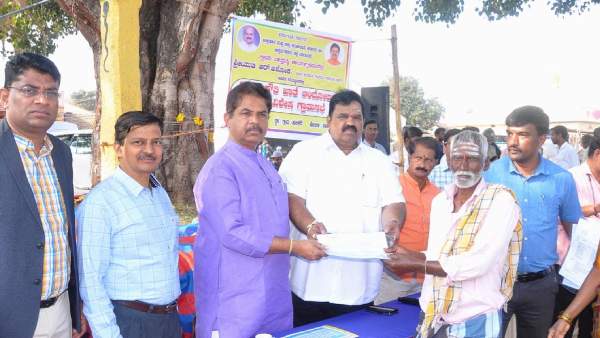  ಸಚಿವರಿಗೆ ಕ್ಲಾಸ್‌ ತೆಗೆದುಕೊಂಡ ರೈತ ಸಂಘ