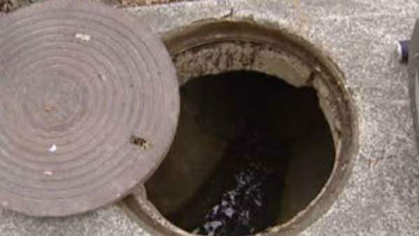  ಹಿಡಿಶಾಪ ಹಾಕುತ್ತಿರುವ ಸ್ಥಳೀಯರು 