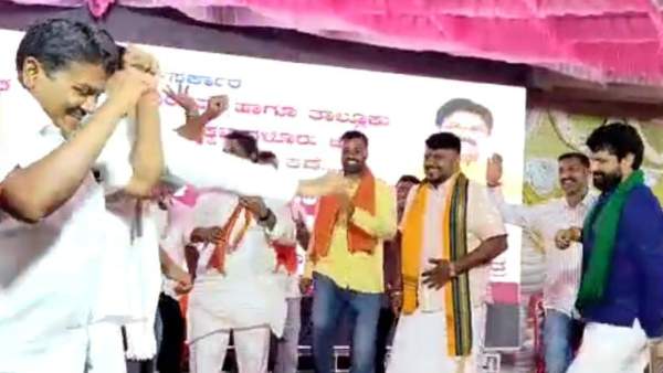 R.Ashok and C.T. Ravi Danced to Kannada song in Hulikere villege 