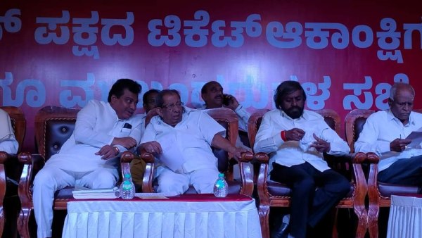 ಬೆಂಗಳೂರಿನಲ್ಲಿ ತಡರಾತ್ರಿವರೆಗೂ ಸಭೆ ಬೆಂಗಳೂರಿನಲ್ಲಿ ತಡರಾತ್ರಿವರೆಗೂ ಸಭೆ