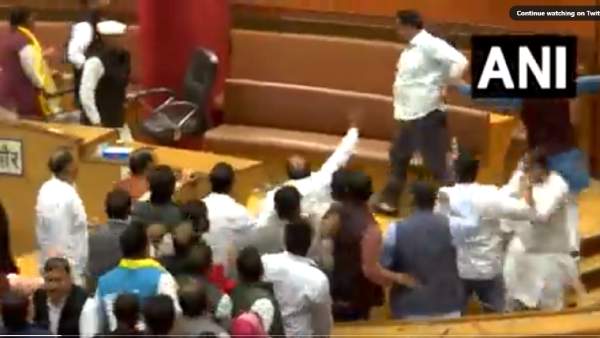 Fight between BJP and AAP corporators in Delhi MCD: Corporator falls to the ground