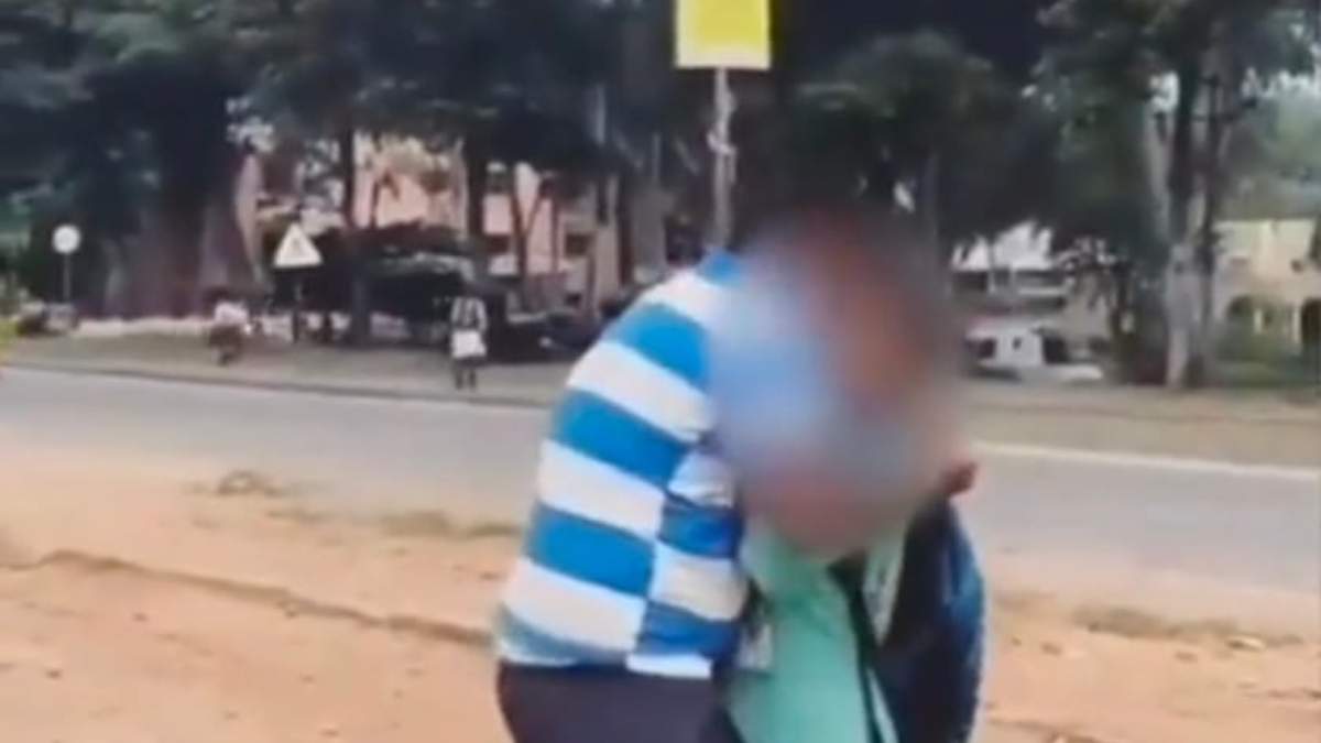 Boy from Mandya tied the mangal sutra a college girl on road! Boy from Mandya tied the mangal sutra a college girl on road!