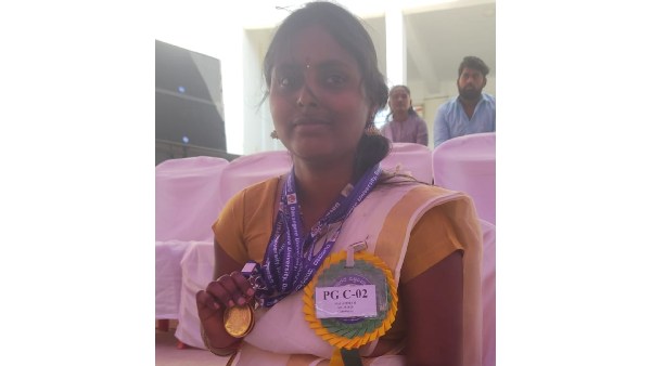 Labourers Daughter Get Five Gold Medals In Davangere University Tenth Convocation
