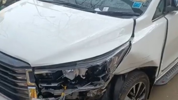 2 ಕಾರು, 3 ಬೈಕ್‌ಗೆ ಡಿಕ್ಕಿ 