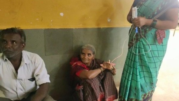 Hubballi Kims Hospital Doctors treated without giving bed to old woman Hubballi Kims Hospital Doctors treated without giving bed to old woman