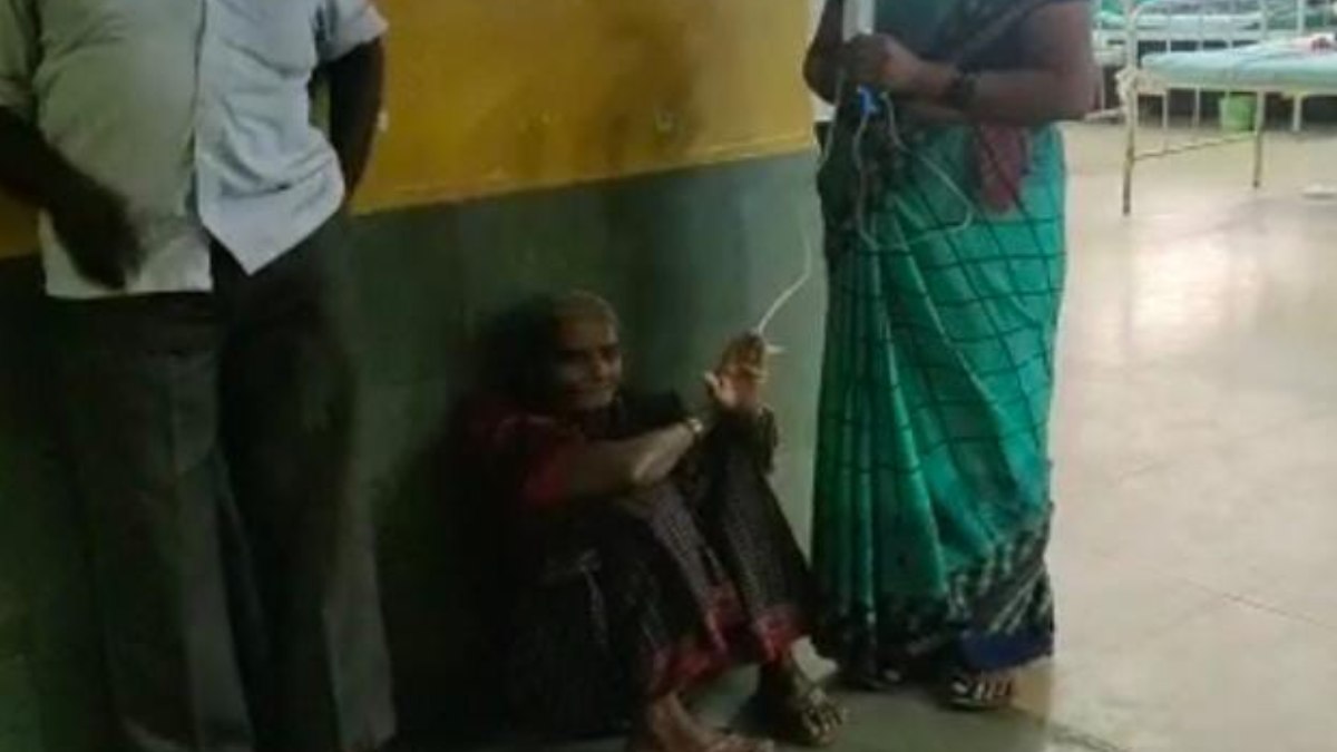 Hubballi Kims Hospital Doctors treated without giving bed to old woman Hubballi Kims Hospital Doctors treated without giving bed to old woman